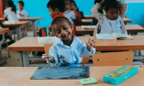 Cậu bé tí hon K'rể qua đời khiến nhiều người thương xót